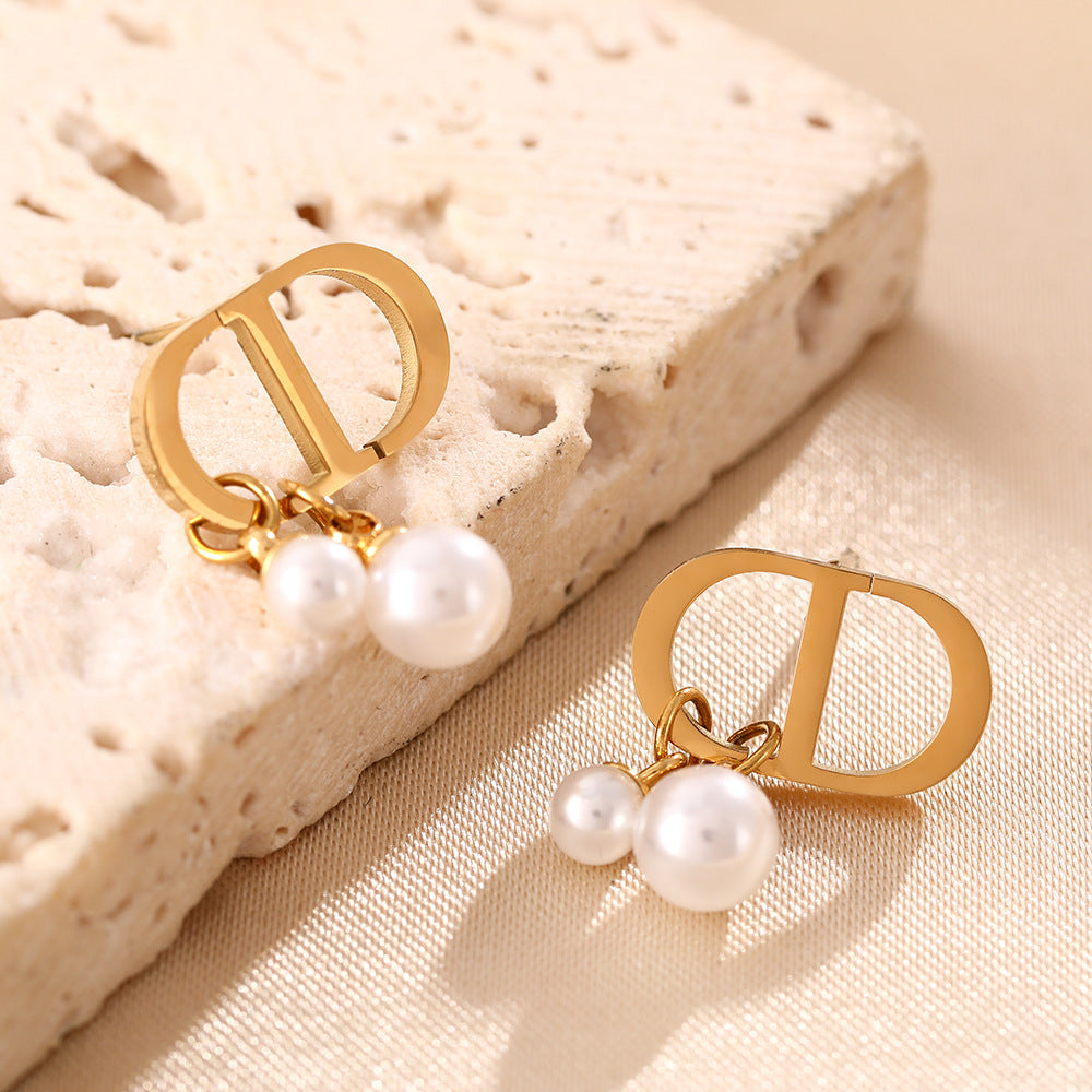 European and American simple and fashionable titanium steel earrings women's pearl letter stud earrings personalized niche design high-end versatile earrings