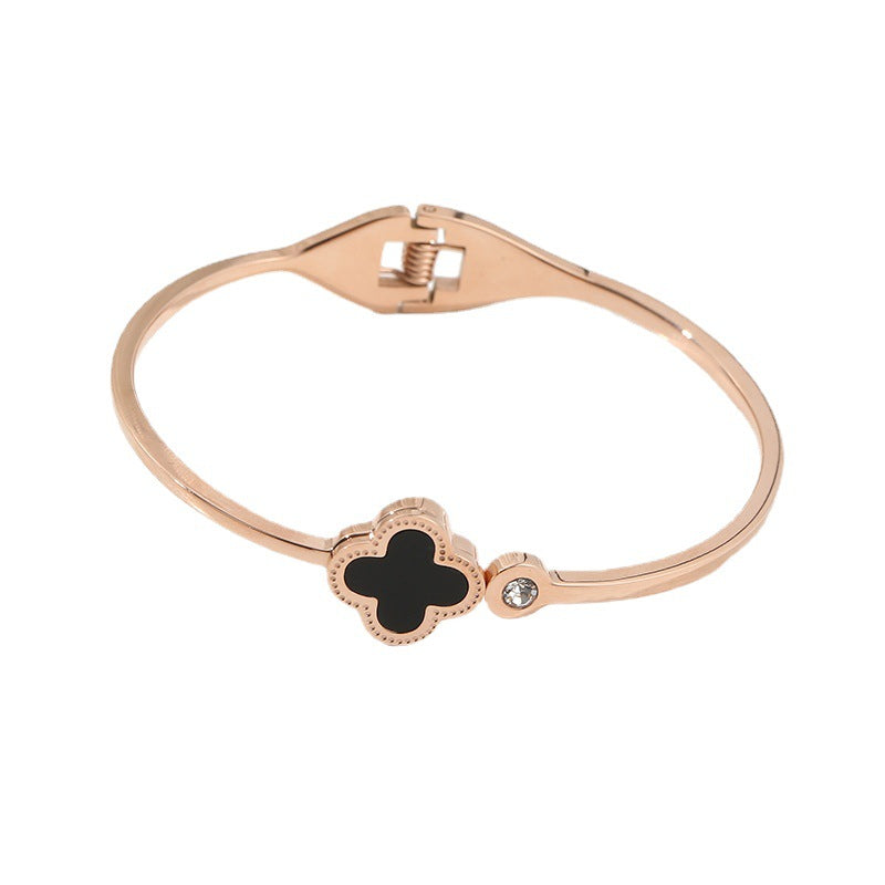 Korean version of the fashionable new titanium steel bracelet women's diamond-encrusted four-leaf clover black shell high-end personalized bracelet bracelet does not fade