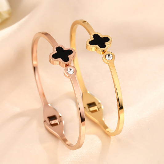 Korean version of the fashionable new titanium steel bracelet women's diamond-encrusted four-leaf clover black shell high-end personalized bracelet bracelet does not fade