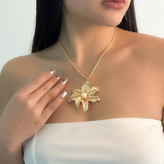 European and American new fashion creative fashionable holiday style metal flower pendant flower core women's high-end necklace women
