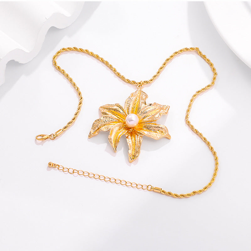 European and American new fashion creative fashionable holiday style metal flower pendant flower core women's high-end necklace women