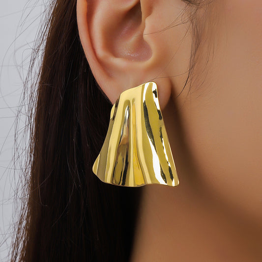 Design sense niche light luxury personality exaggerated concave-convex pleated earrings women, fashionable and exquisite OL simple versatile earrings