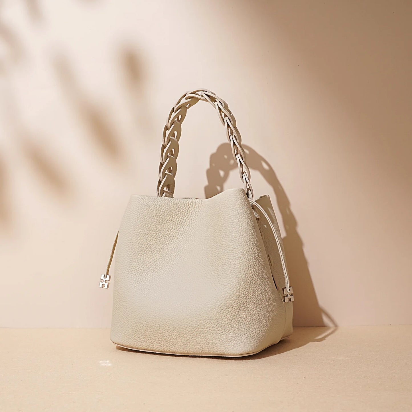 Luxury Women's handbag Cowhide Bucket Bag Spring Crossbody Bag Commuting Shoulder Elegant Women's bags Designer Luxury Bag