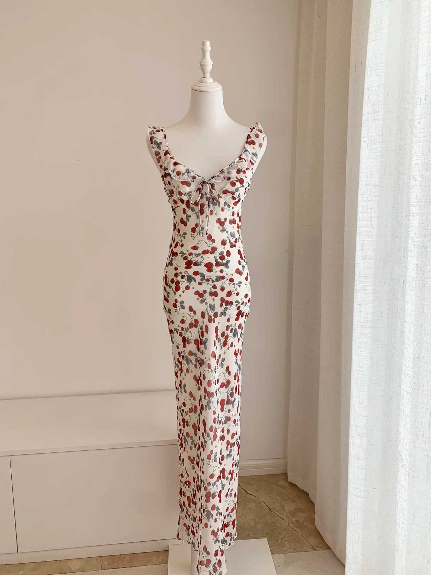 New 100% Silk Women V-Neck Ruffles Sleeveless Slim Fit Strawberry Printed Long Dress