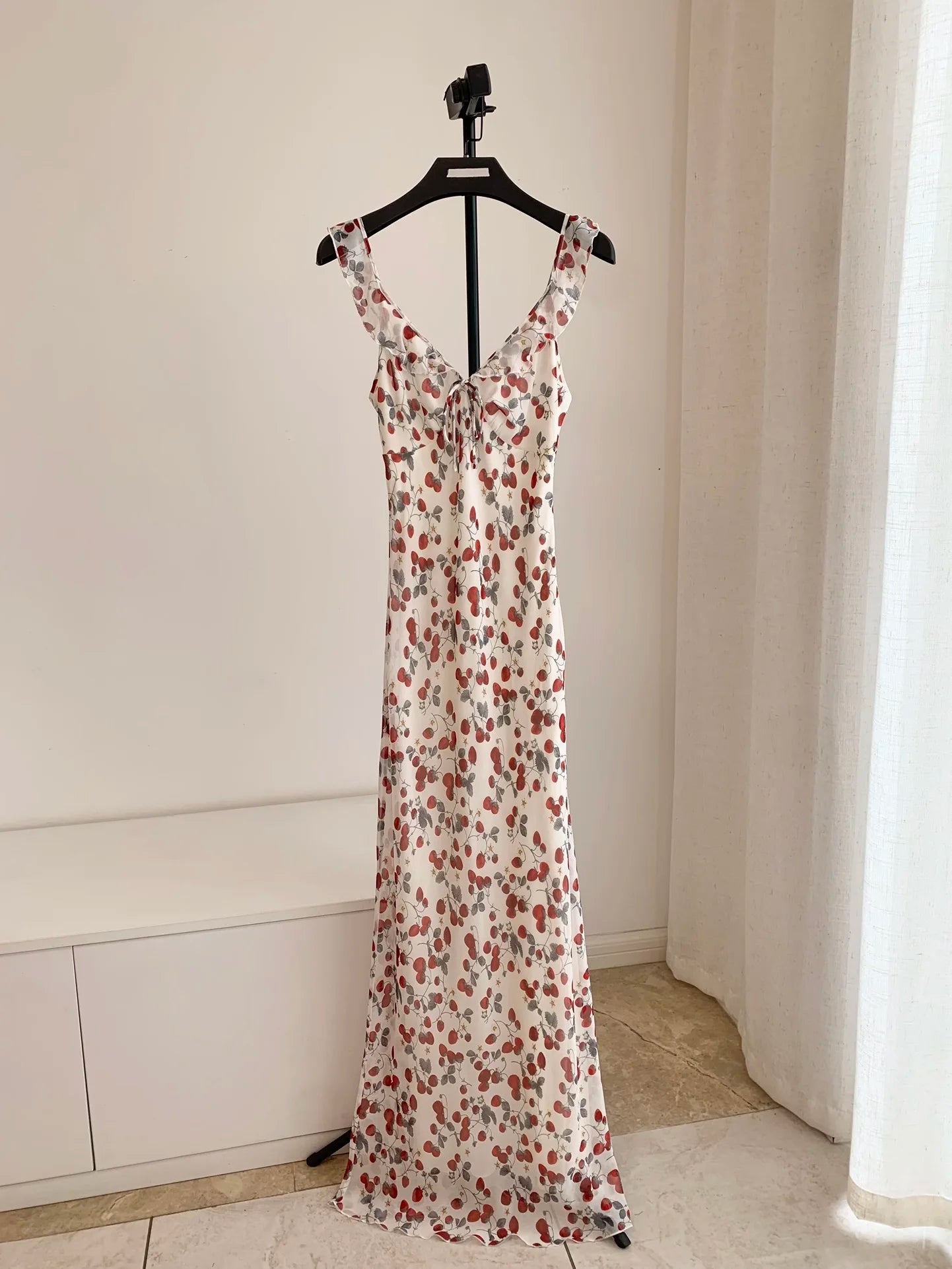 New 100% Silk Women V-Neck Ruffles Sleeveless Slim Fit Strawberry Printed Long Dress