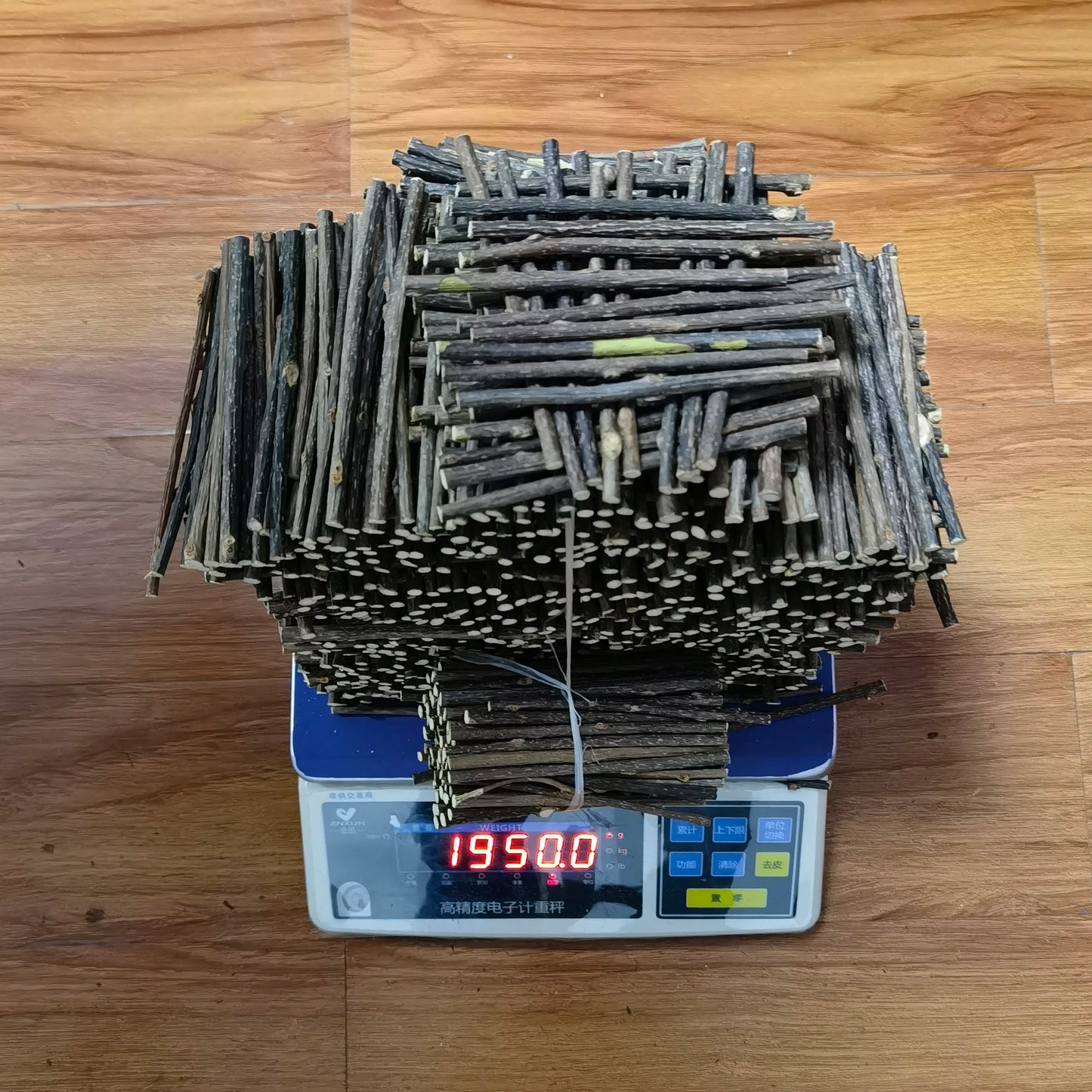 1.95kg Silvervine Sticks for Cats, Natural Catnip Sticks Matatabi Chew Sticks Teeth Molar Chew Toys for Cat Kitten Kitty