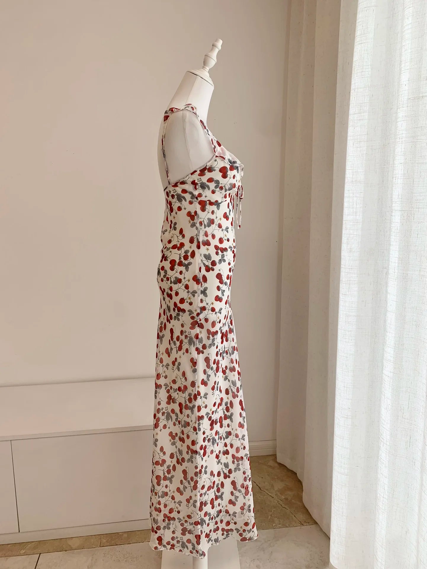New 100% Silk Women V-Neck Ruffles Sleeveless Slim Fit Strawberry Printed Long Dress